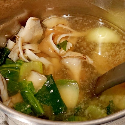 チンゲン菜と舞茸の味噌汁